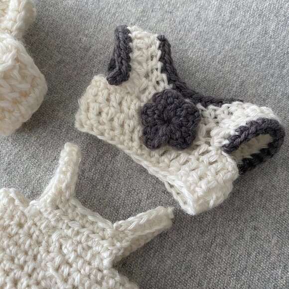 Handmade Crochet Cute White Grey Holiday Winter Outfit for 17cm Doll 3-Piece Set - Picture 6 of 6